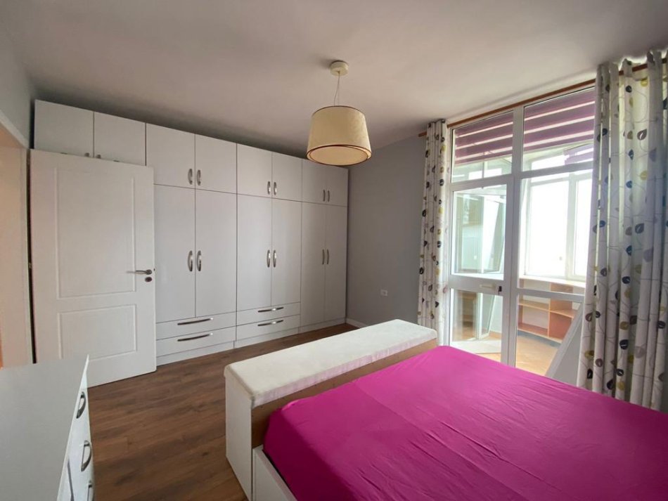 Tirane, jepet me qera apartament 2+1 Kati 13, 125 m² 1.100 € (Ish ekspozita)
