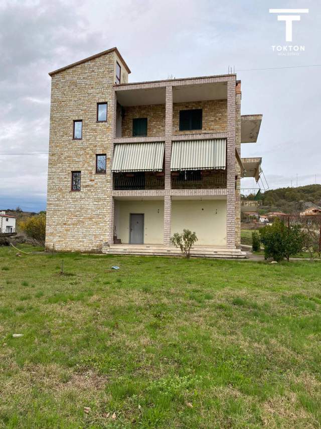 Tirane, shitet Vile 3+1+BLK Kati 3, 3.000 m² 300.000 Euro (Peze)
