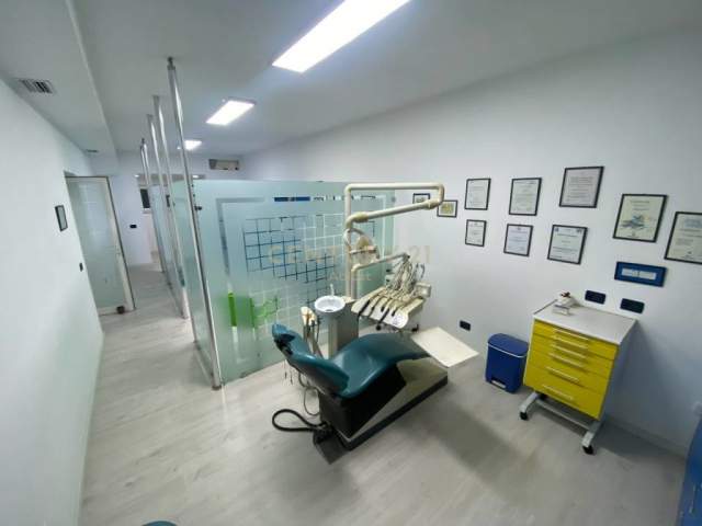 Tirane, jepet me qera ambjent biznesi Kati 0, 80 m² 1.000 Euro (tirane)