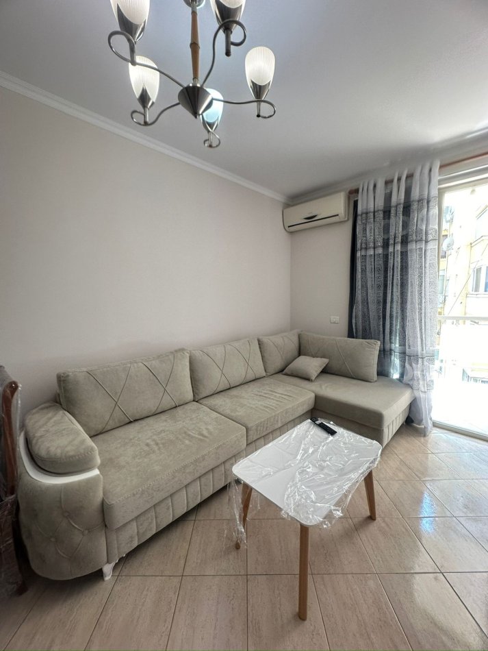 Tirane, jepet me qera apartament 1+1+Ballkon Kati 4, 69 m² 650 € 
