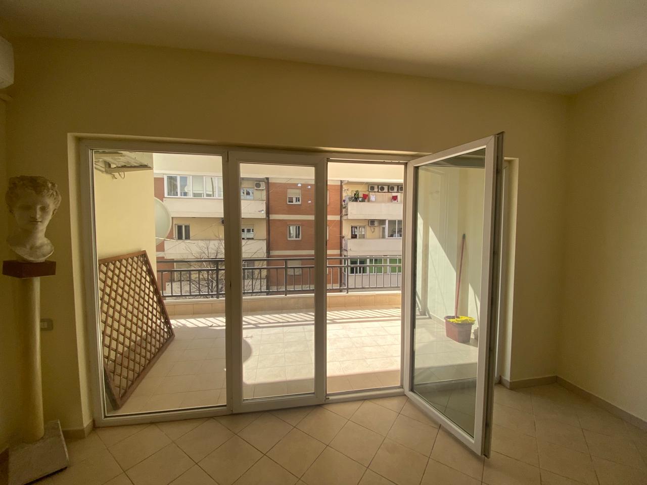 Qera, Ambient Biznesi, Rruga e Elbasanit, Tiranë - 650€ | 89m²