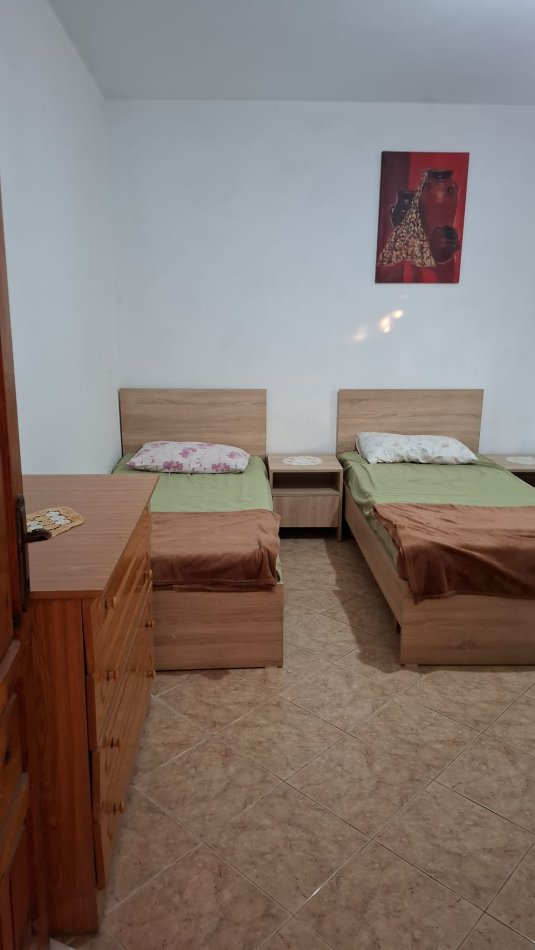 Tirane, jepet me qera apartament 2+1 Kati 1, 76 m² 400 € (kombinat)