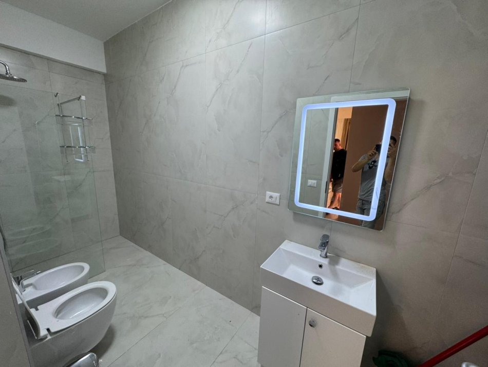 Tirane, jepet me qera apartament 1+1 Kati 3, 65 m² 450 € (fresk)