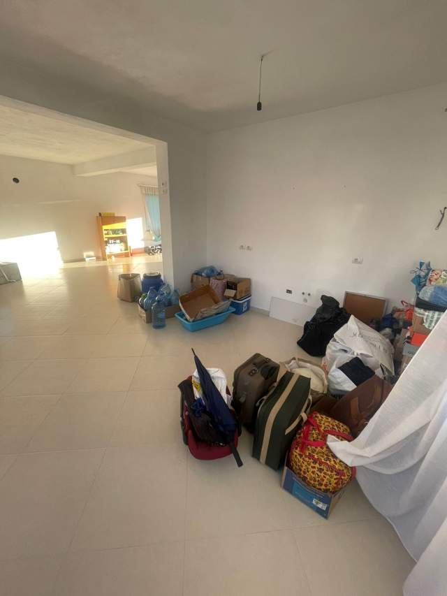 Tirane, jepet me qera magazine Kati 0, 107 m² 500 Euro (TEG)
