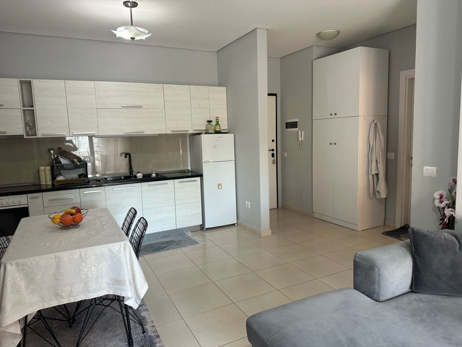 Tirane, jepet me qera apartament 1+1 Kati 4, 70 m² 500 € (rruga e kavajes)