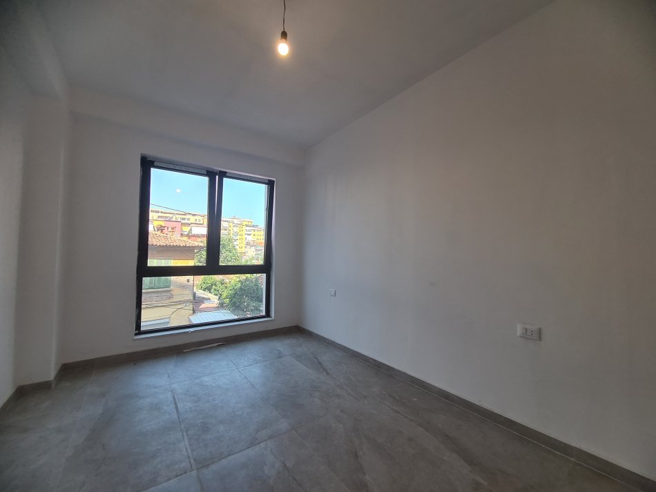 Tirane, shitet apartament 2+1+Ballkon Kati 1, 97 m² 225.000 € (Rruga Myslym Shyri)