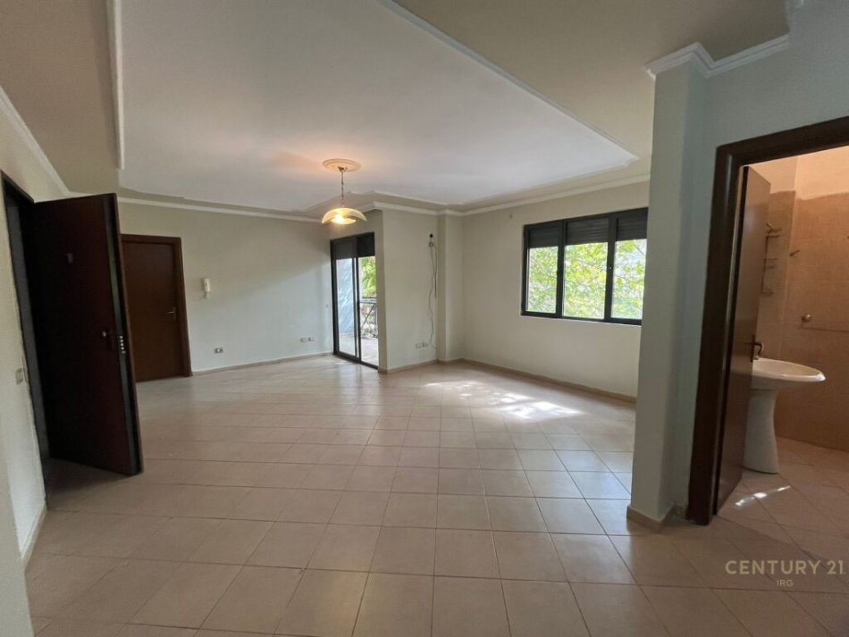 Tirane, shitet apartament 2+1+Ballkon Kati 2, 100 m² 160.000 € (zona Ali Demi, prane shkolles "Ali Demi")