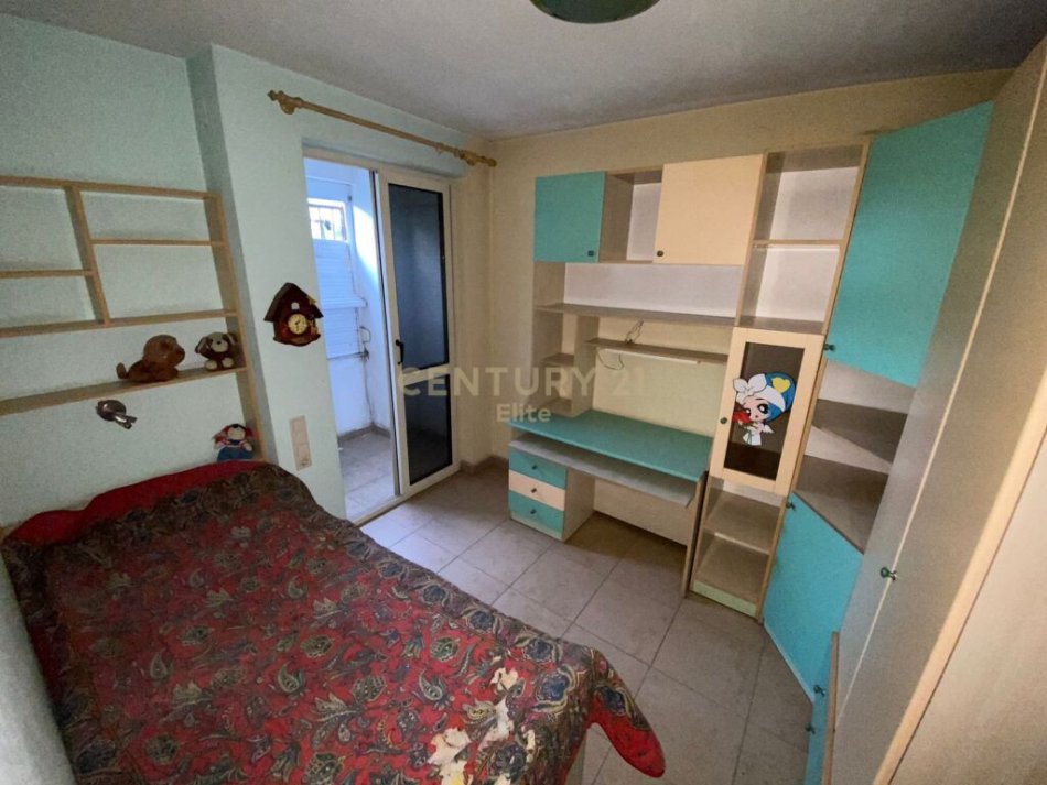Tirane, shitet apartament 3+1+Ballkon Kati 3, 121 m² 136.000 € (ne rrugen "Ferit Xhajko ", buze rruge prane Medresese)