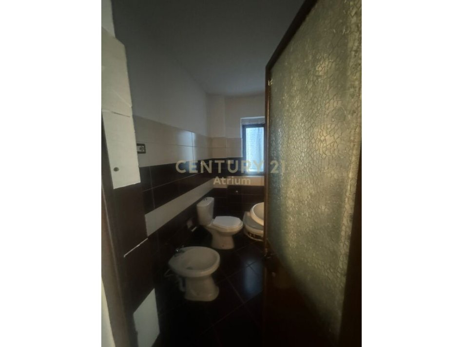 Tirane, shitet apartament 1+1+Ballkon Kati 2, 68.000 € (prane Tregut te ri Elektrik)