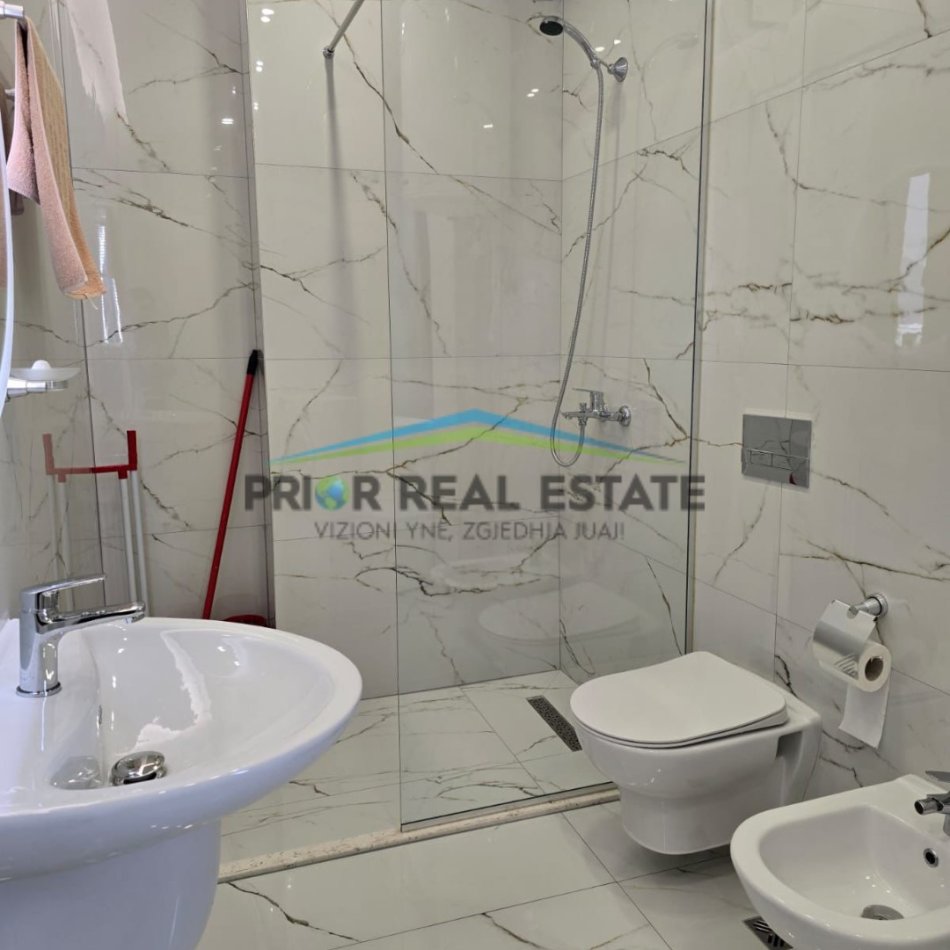 Tirane, jepet me qera apartament 1+1+Ballkon Kati 5, 75 m² 600 € (Kopshti Botanik)