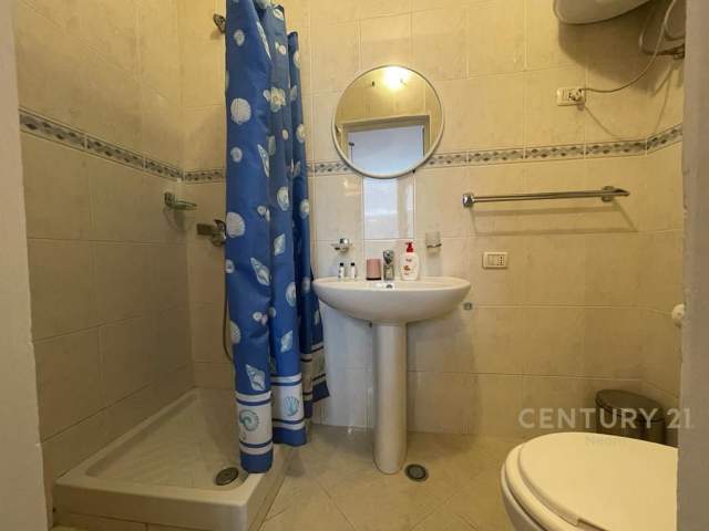 Tirane, jepet me qera apartament 2+1 Kati 8, 800 Euro