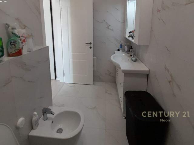 Tirane, jepet me qera apartament 700 €  (rruga e kosovareve)