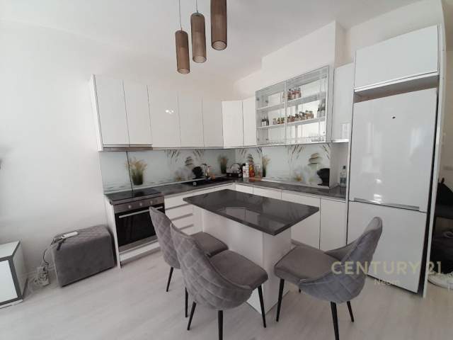 Tirane, jepet me qera apartament 700 €  (rruga e kosovareve)