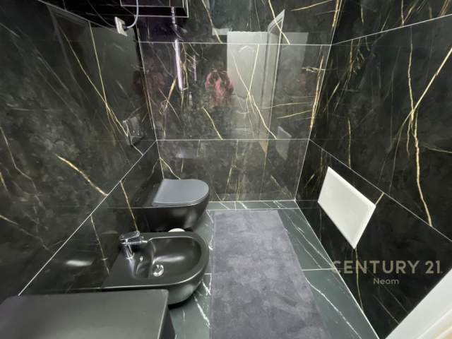 Tirane, jepet me qera apartament duplex 4+1 1.500 Euro (kodra e diellit)