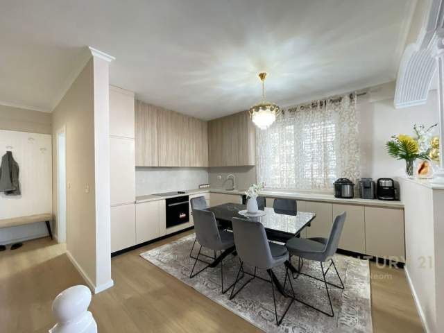 Tirane, jepet me qera apartament duplex 4+1 1.500 Euro (kodra e diellit)
