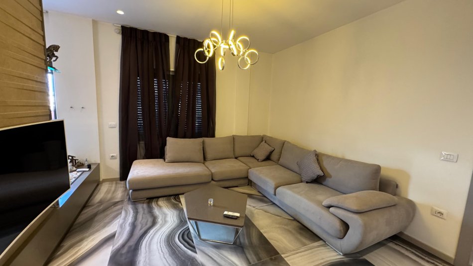 Tirane, jepet me qera apartament 1+1+Ballkon Kati 3, 120 m² 1.100 € (Zogu i zi)