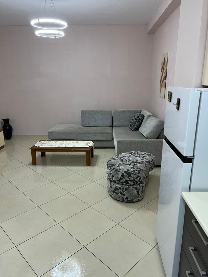 Tirane, jepet me qera apartament 1+1+Ballkon Kati 7, 66 m² 400 € (prane Bar Artistit)