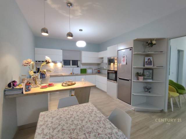 Tirane, shes apartament 2+1+BLK 125.000 euro (yzberisht)