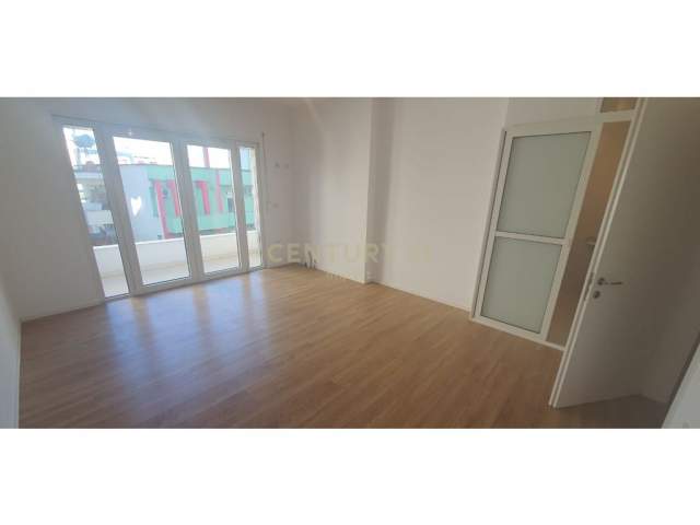 Shitet apartament 3+1 prane Kopshtit Zoologjik / 240,000 Euro
