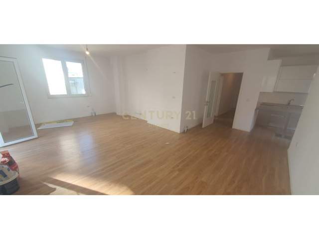 Shitet apartament 3+1 prane Kopshtit Zoologjik / 240,000 Euro