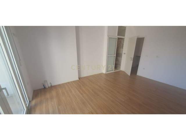 Shitet apartament 3+1 prane Kopshtit Zoologjik / 240,000 Euro