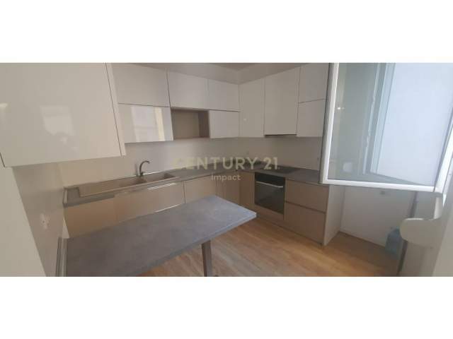Shitet apartament 3+1 prane Kopshtit Zoologjik / 240,000 Euro