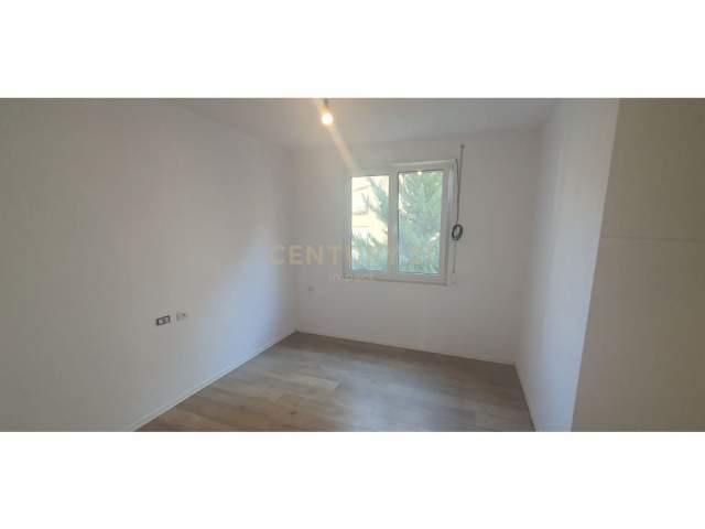 Shitet apartament 3+1 prane Kopshtit Zoologjik / 240,000 Euro