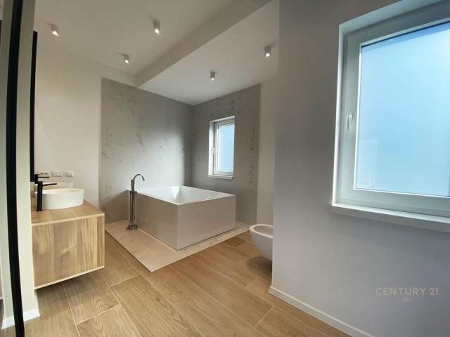 Tirane, jepet me qera Vile 3+1+BLK Kati 0, 250 m² 2.700 Euro (long hill)