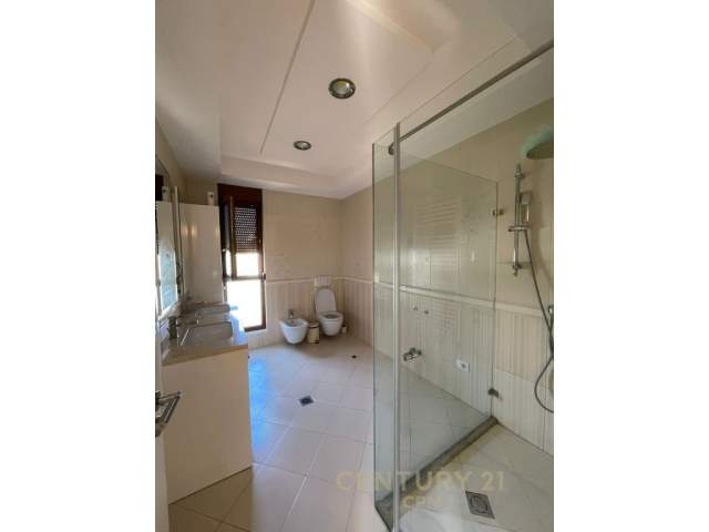 Tirane, jepet me qera Vile 4+1 880 m² 3.800 Euro