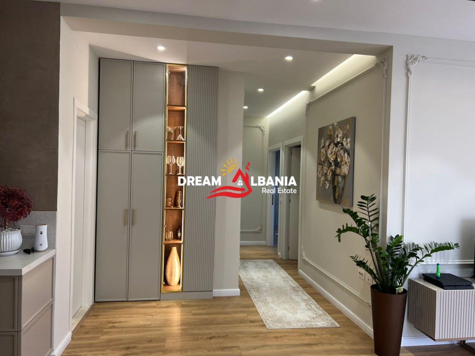 Tirane, shitet apartament 3+1+Ballkon , 185 m² 259.000 € 