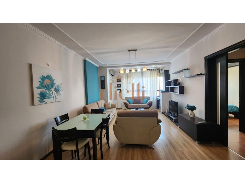Tirane, jepet me qera apartament 2+1+Ballkon Kati 5, 90 m² 800 € (Fakultetit te Juridikut)