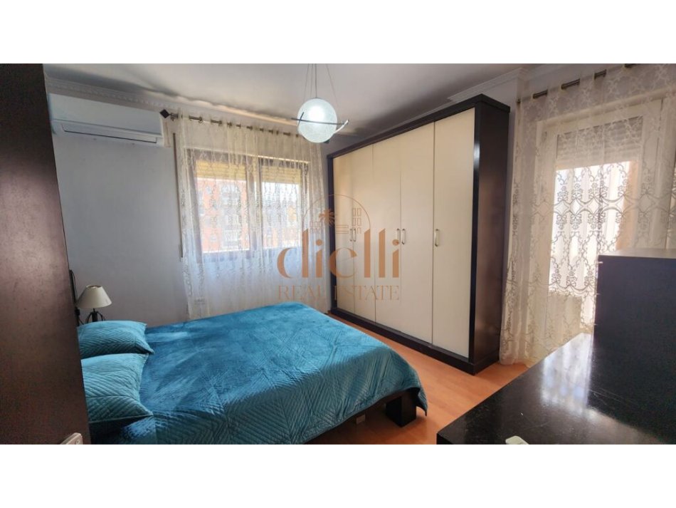 Tirane, jepet me qera apartament 2+1+Ballkon Kati 5, 90 m² 800 € (Fakultetit te Juridikut)