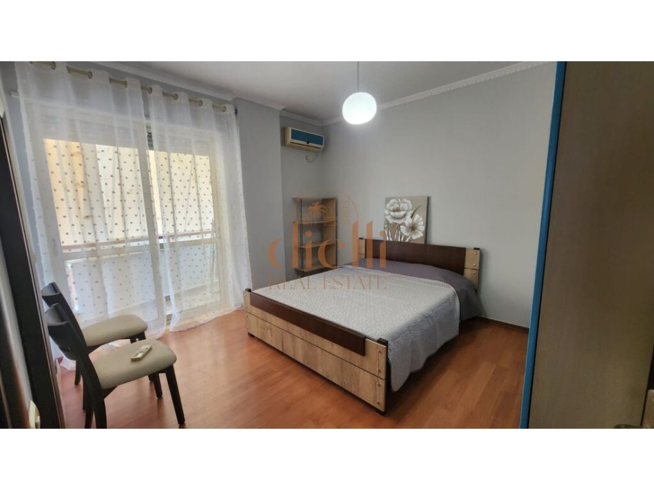 Tirane, jepet me qera apartament 2+1+Ballkon Kati 5, 90 m² 800 € (Fakultetit te Juridikut)