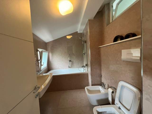 Tirane, jepet me qera Vile 4+1 Kati 2, 230 m² 3.000 Euro (TEG)