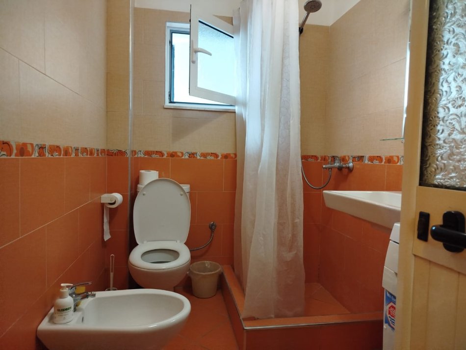 Tirane, jepet me qera apartament 1+1 Kati 3, 400 € (Tek Shkolla 1 Maj)