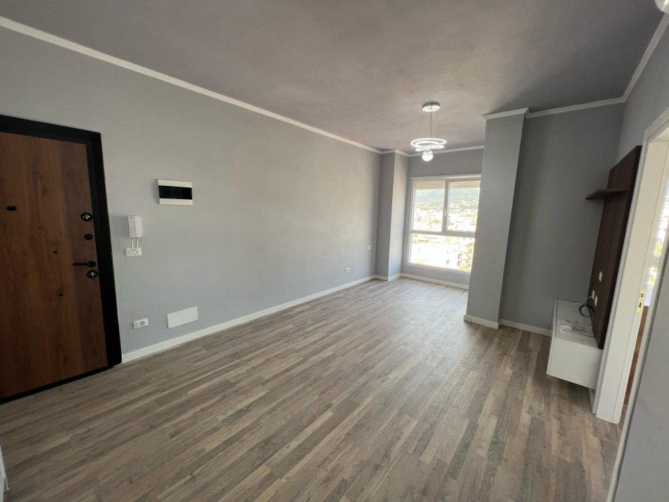 Tirane, jepet me qera 1+1 Kati 9, 500 € (rruga 5 maji)