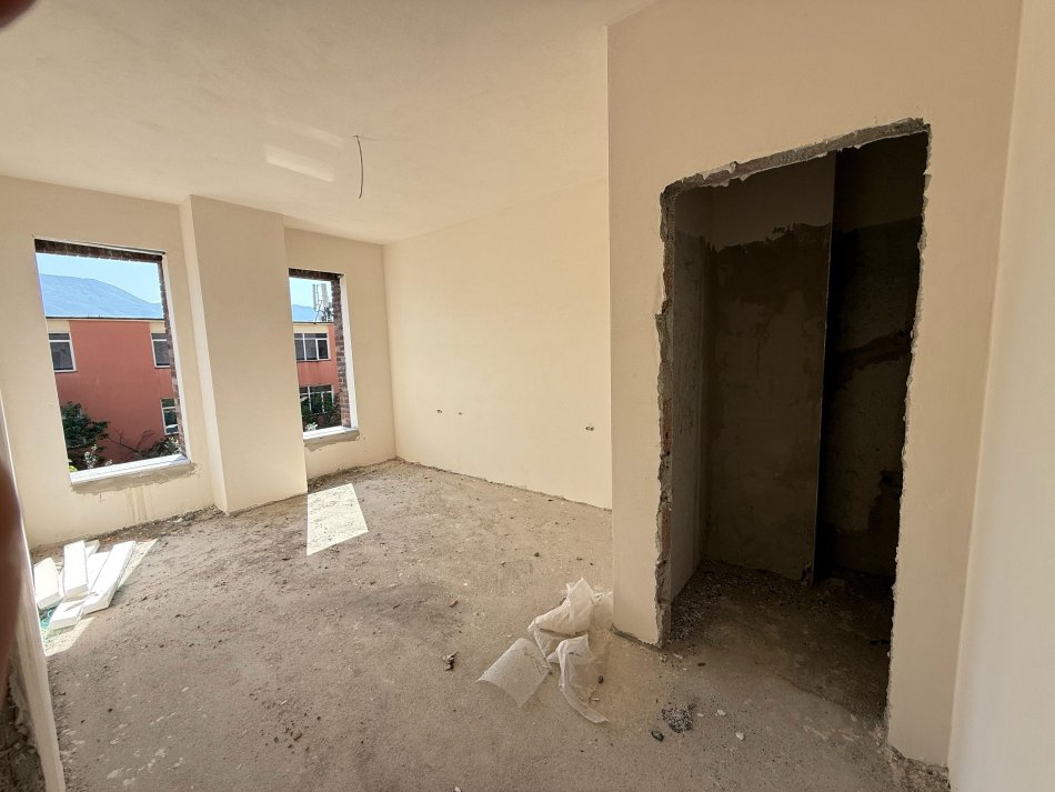 Tirane, shitet apartament 2+1 Kati 2, 93 m² 150.000 € (rruga 5 maji)