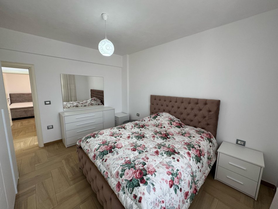 Tirane, jepet me qera apartament 2+1 Kati 4, 110 m² 900 € (tek mozaiku i tiranes)