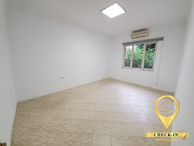Tirane, jepet me qera zyre Kati 0, 200 m² 1.000 Euro (Rruga e Kavajes)