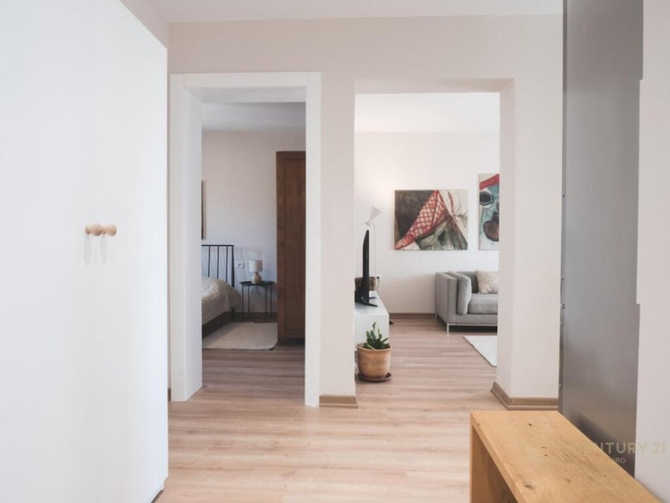 Tirane, shitet apartament 1+1+Ballkon  (Rruga Fortuzi, prane Qendres)