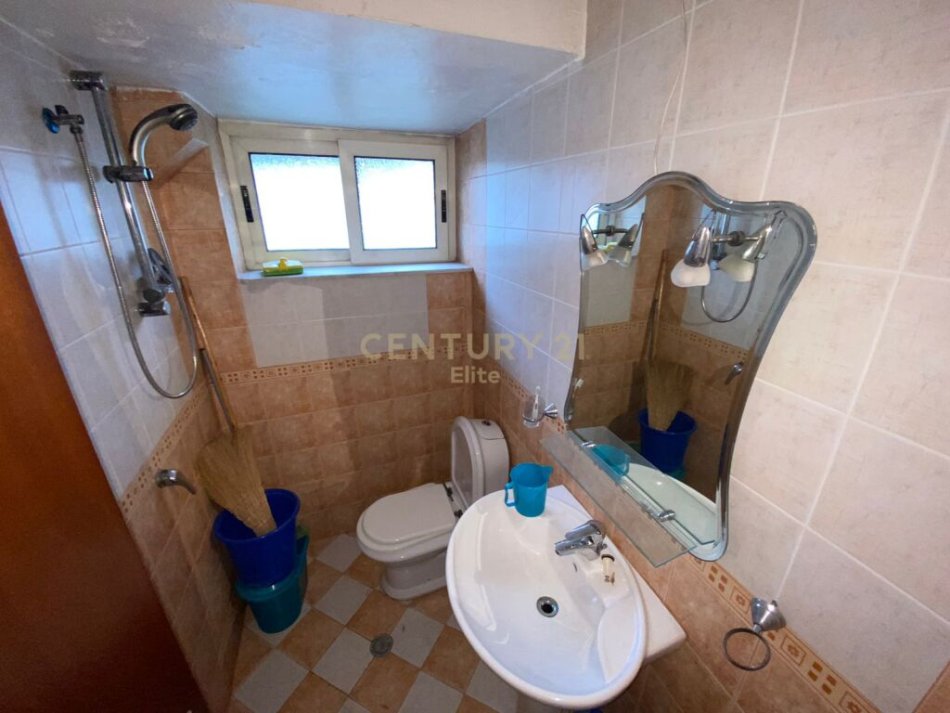 Tirane, shitet apartament 3+1+Ballkon Kati 3, 121 m² 136.000 € (ne rrugen "Ferit Xhajko ", buze rruge prane Medresese)