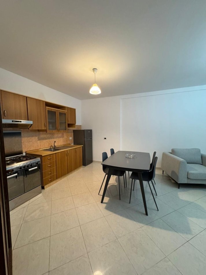 Tirane, jepet me qera apartament 1+1+Ballkon Kati 5, 75 m² 500 € (Rruga e elbasanit)