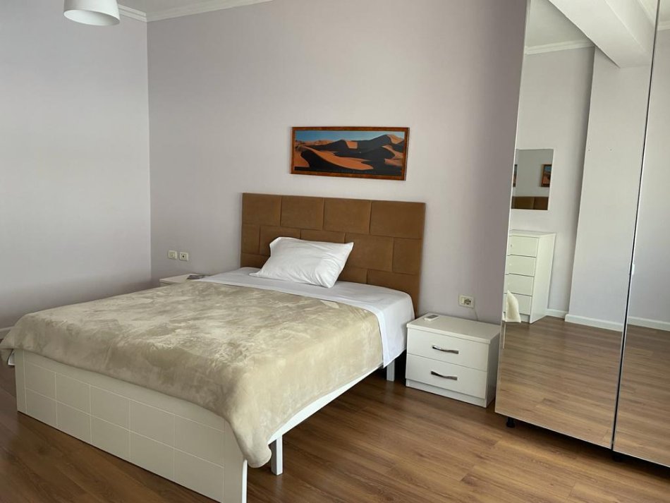 Tirane, jepet me qera apartament 1+1 Kati 4, 75 m² 650 € (Qender)