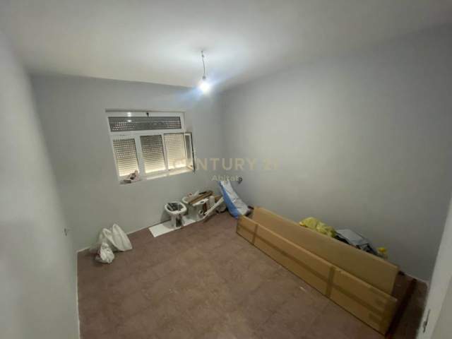 Tirane, jepet me qera apartament Kati 0, 73 m² 450 Euro (pazari i ri)