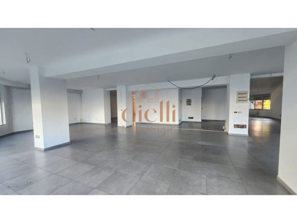 Tirane, jepet me qera ambjent biznesi Kati 1, 300 m² (Rruga e Dibres)