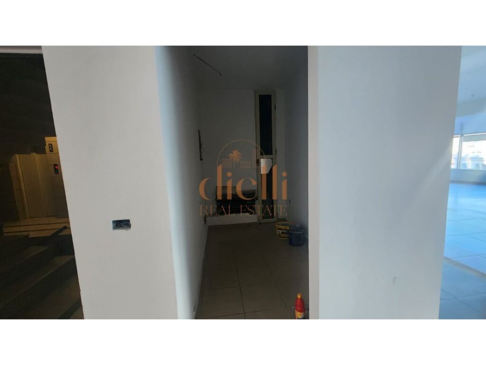 Tirane, jepet me qera ambjent biznesi Kati 1, 300 m² (Rruga e Dibres)