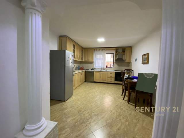 Tirane, jepet me qera apartament 2+1 Kati 1, 110 m² 450 Euro