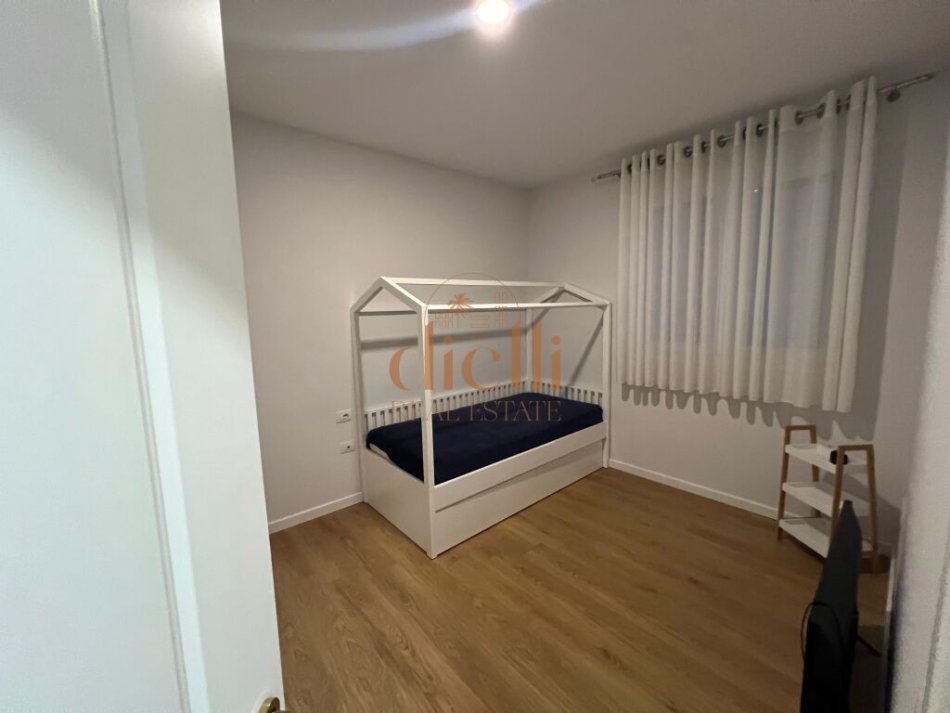 Tirane, shitet apartament 2+1+Ballkon , 90 m² (Liqeni i Thate, Prane Hotel Radison)
