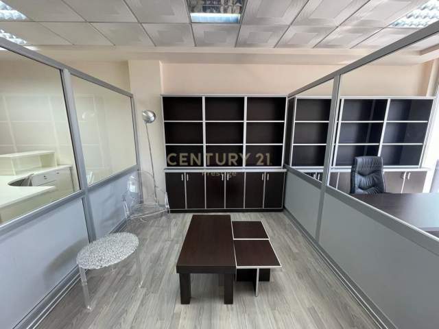 Tirane, jepet me qera zyre Kati 2, 67 m² 699 Euro (rruga dora distria)