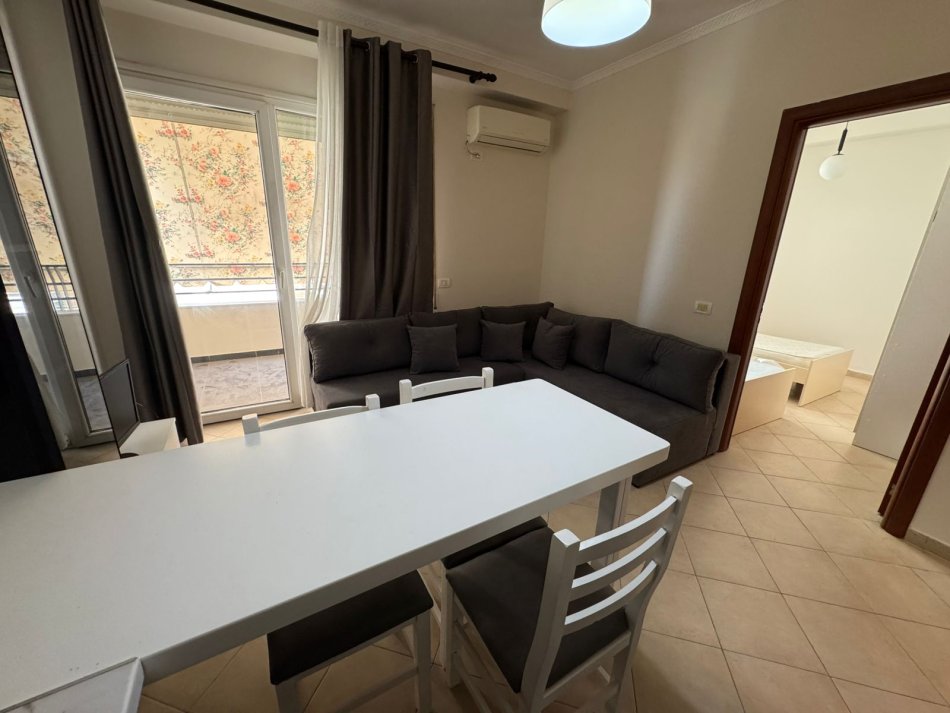 Tirane, jepet me qera apartament 2+1+Ballkon Kati 3, 85 m² 450 € (Komuna Parisit Rruga Bill Klinton)